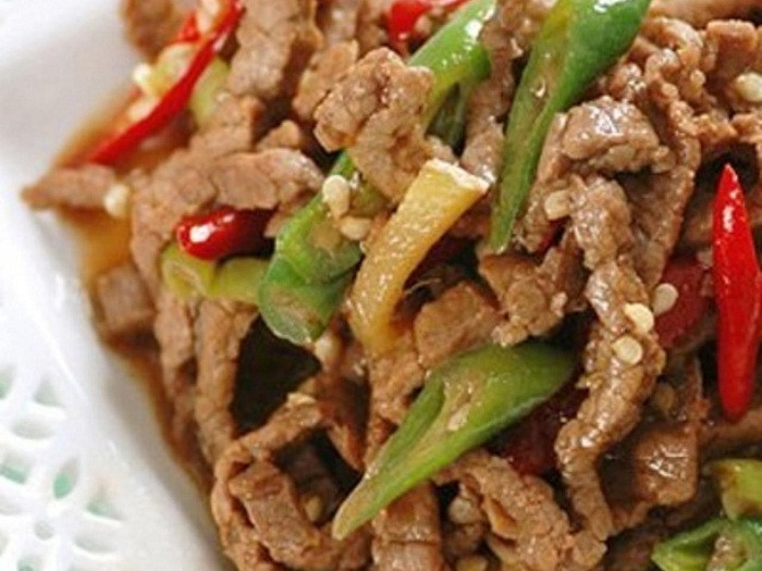 Thứ hai, khi làm thịt xào sả ớt, phải tận dụng lửa lớn. Để lửa nhỏ chỉ khiến thớ thịt không tươi, khô xác.