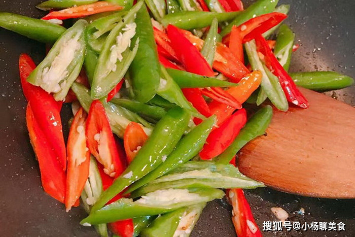 Bước 3, lau khô chảo, cho dầu ăn vừa đủ đun nóng. Tiếp đó, cho ớt vào rồi vặn lửa lớn xào chín. Liên tục đảo tay kết hợp nêm muối để ớt ngấm đều gia vị.