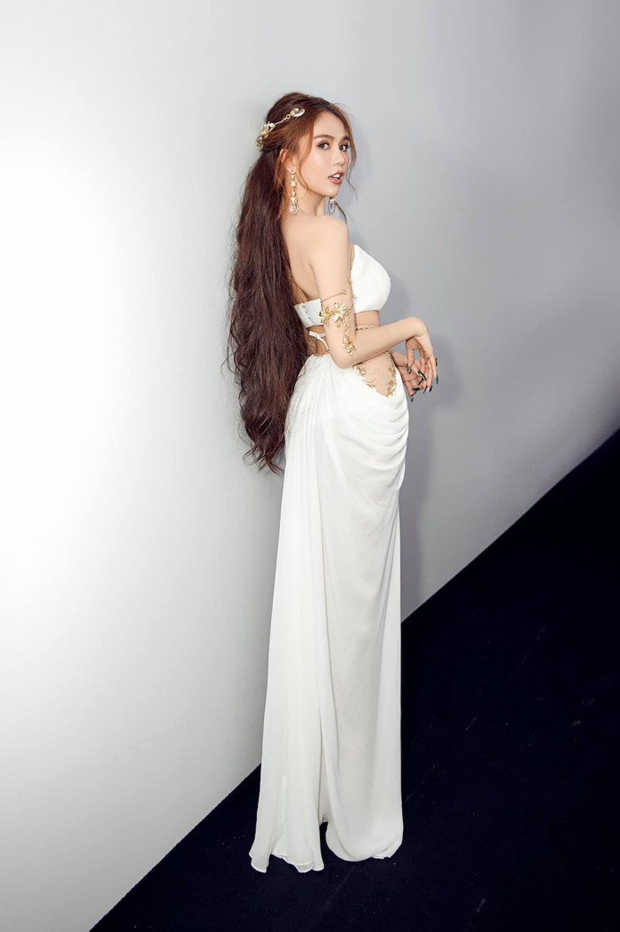 Sở hữu nhan sắc trẻ trung hack tuổi cùng ba vòng cân đối, Ngọc Trinh xuất hiện với vẻ đẹp ngọt ngào.