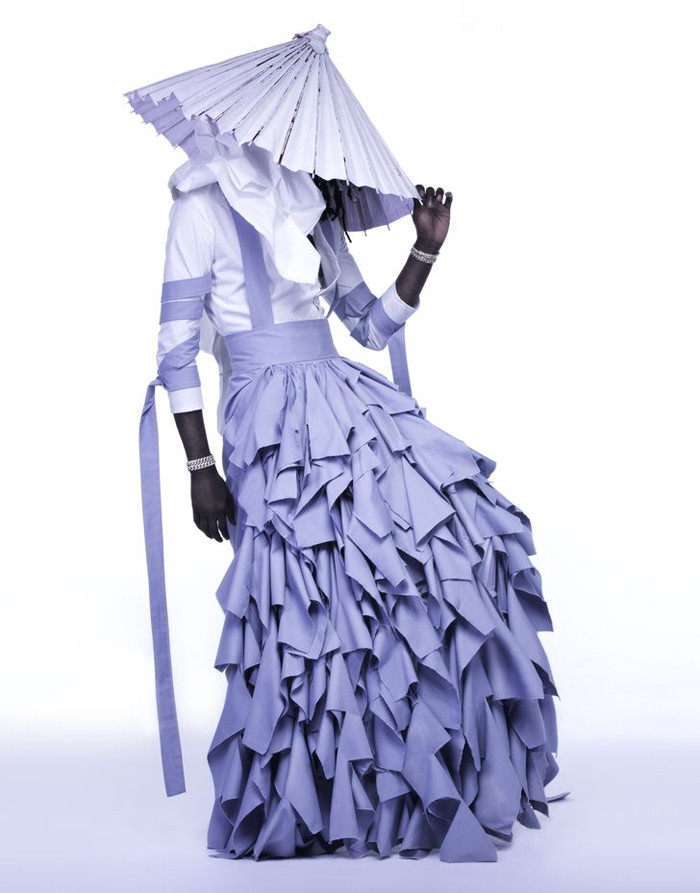 Một trang phục thách thức chuẩn mực giới tính từng được rapper Young Thug mặc năm 2016. Bộ đầm lấy cảm hứng từ loài hoa oải hương trong khi chiếc nón được xem là biểu tượng thời trang châu Á.