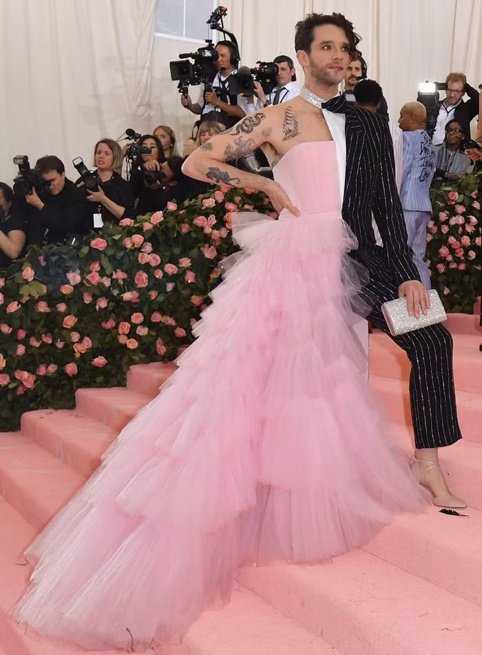 Bộ đồ của nam diễn viên Michael Urie từng gây “chấn động” Met Gala 2019.