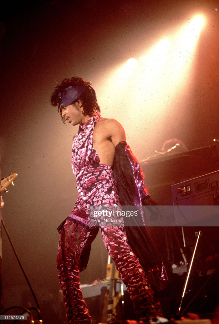 Prince chuộng trang phục sặc sỡ, táo bạo. Trong tiệc sinh nhật năm 1984, anh diện trang phục vô cùng cá tính.