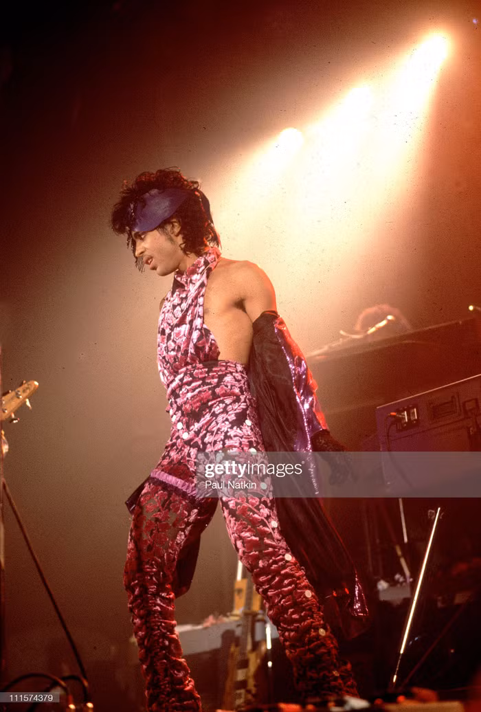 Prince chuộng trang phục sặc sỡ, táo bạo. Trong tiệc sinh nhật năm 1984, anh diện trang phục vô cùng cá tính.