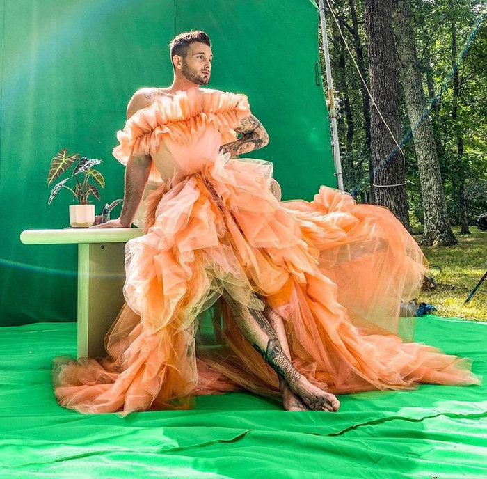 Nico Tortorella táo bạo trong chiếc đầm màu cam chất liệu voan sặc sỡ.