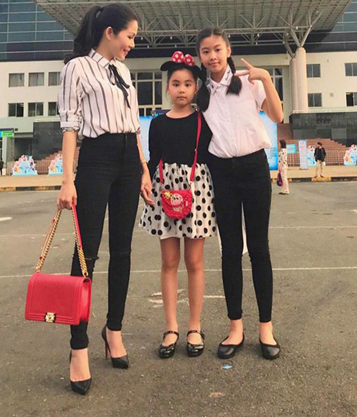 Với thời trang đường phố, Dạ Thảo ưu tiên những set đồ trung tính, thoải mái vận động. Chỉ cần thêm túi xách hàng hiệu, vẻ ngoài của nữ doanh nhân vẫn trở nên nổi bật, không lẫn vào đám đông.