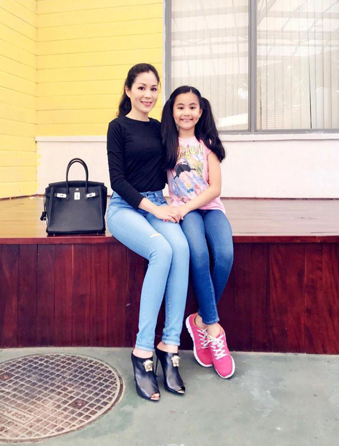 Ít khi thấy cô phô trương hay khoe khoang về những gì mình mua sắm song nhìn kỹ từng outfit sẽ thấy được sự sành mốt của bà mẹ hai con.