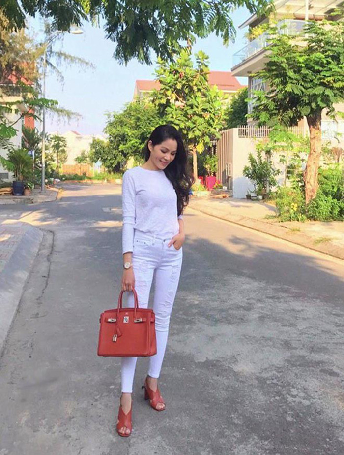 So với trang phục, Dạ Thảo đầu tư nhiều hơn cho túi xách và giày cao gót hàng hiệu. Bà xã Quyền Linh có trong tay hầu hết các mẫu mới nhất từ các hãng hàng đình đám.