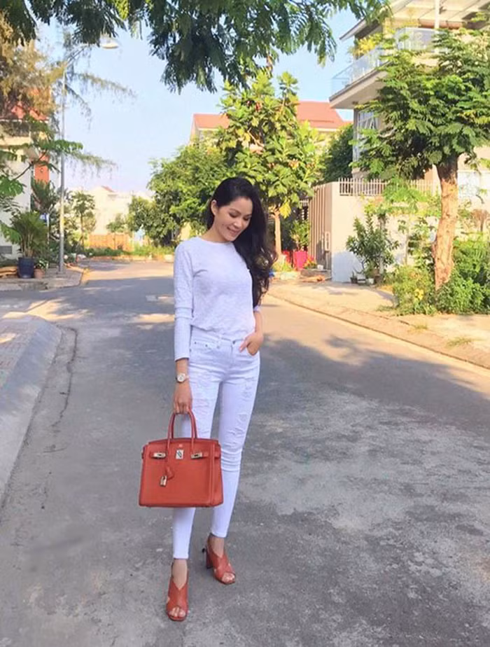 So với trang phục, Dạ Thảo đầu tư nhiều hơn cho túi xách và giày cao gót hàng hiệu. Bà xã Quyền Linh có trong tay hầu hết các mẫu mới nhất từ các hãng hàng đình đám.