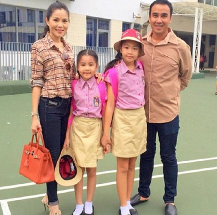 Dạ Thảo có nhiều lựa chọn với vest, chân váy hoặc áo sơ mi.