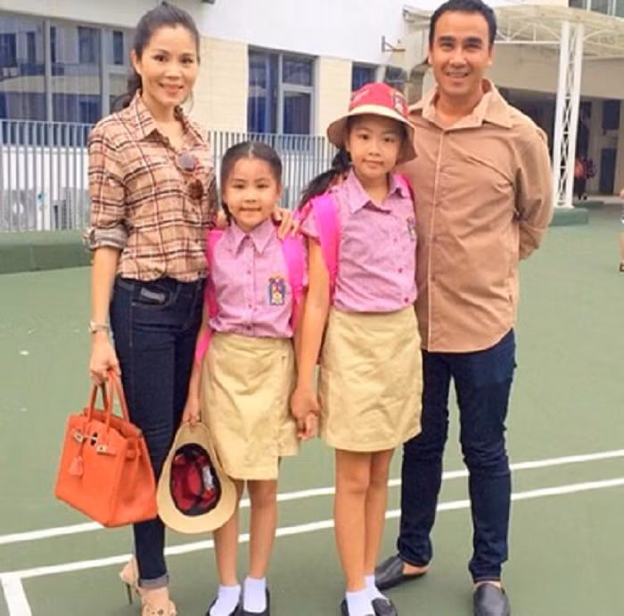 Dạ Thảo có nhiều lựa chọn với vest, chân váy hoặc áo sơ mi.