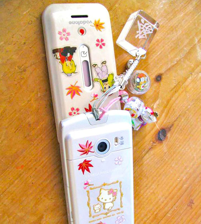 Nếu như bây giờ điện thoại được “cover” bằng những chiếc ốp xịn xò thì trước đây dây đeo mới là thứ được chú ý đầu tư nhất.