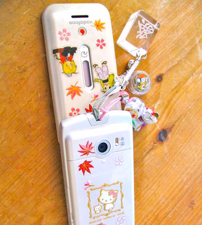 Nếu như bây giờ điện thoại được “cover” bằng những chiếc ốp xịn xò thì trước đây dây đeo mới là thứ được chú ý đầu tư nhất.