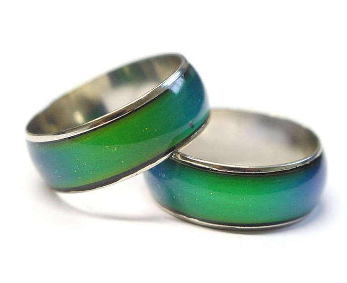 Vòng “tâm trạng” có thể thay đổi màu sắc theo tâm trạng chủ nhân khiến không ít cô nàng sẵn sàng chi những đồng tiêu vặt cuối cùng để tậu cho bằng được.