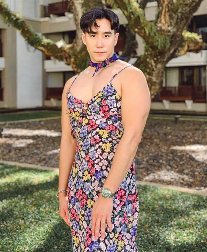 Cựu ca sĩ nhóm nhạc K-OTIC thoải mái mặc váy trễ nải đến bikini.