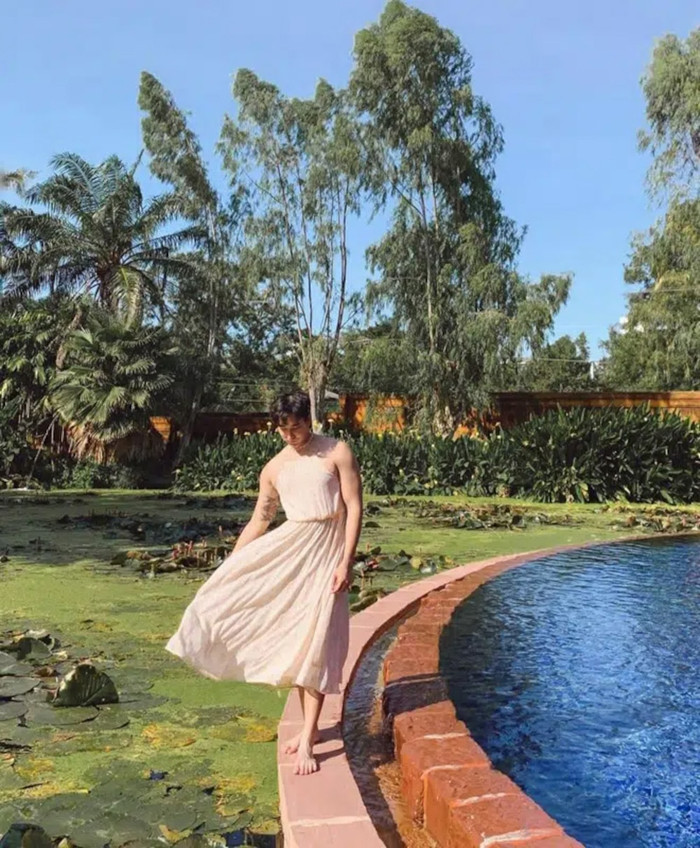 Chia sẻ về cách ăn mặc của mình, Koen cho rằng anh muốn xóa nhòa định kiến giới tính trong thời trang.