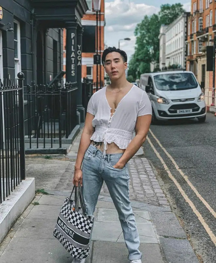 Body vạm vỡ và rắn rỏi, Koen không ngại khoác lên mình loạt đồ thời trang nữ tính.