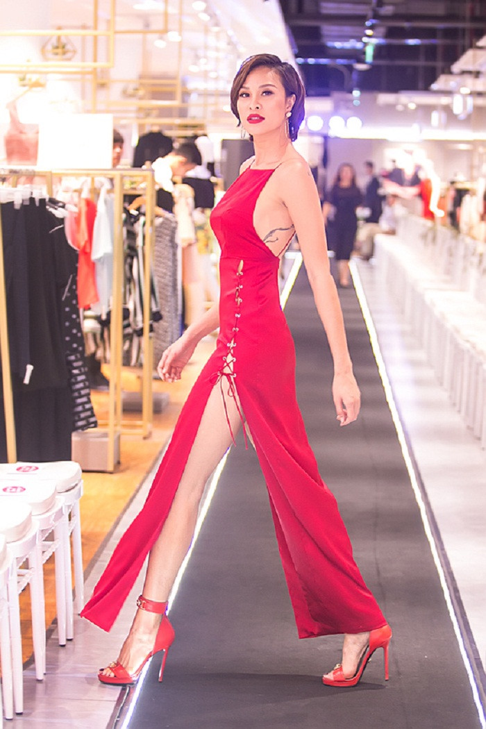 Trong các sự kiện, phong cách thời trang Phương Mai không hề tiết chế. Cô không ngại xuất hiện trong bộ đồ có đường xẻ cao gần đến hông, lộ gần trọn lưng trần.