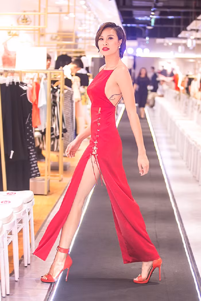 Trong các sự kiện, phong cách thời trang Phương Mai không hề tiết chế. Cô không ngại xuất hiện trong bộ đồ có đường xẻ cao gần đến hông, lộ gần trọn lưng trần.