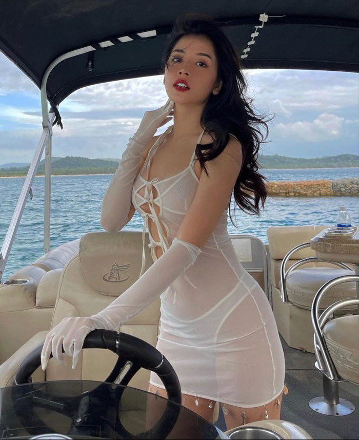 Trên trang cá nhân, Chi Pu đăng tải hình ảnh “đốt mắt” người nhìn với trang phục xuyên thấu mà cô yêu thích.