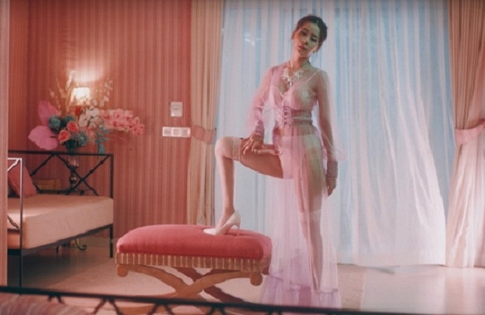 “Tốt xấu khoe ra, xấu xa đậy lại” song cách khoe thân quá trớn này khó có thể chấp nhận được. Ảnh: Instagram NV.