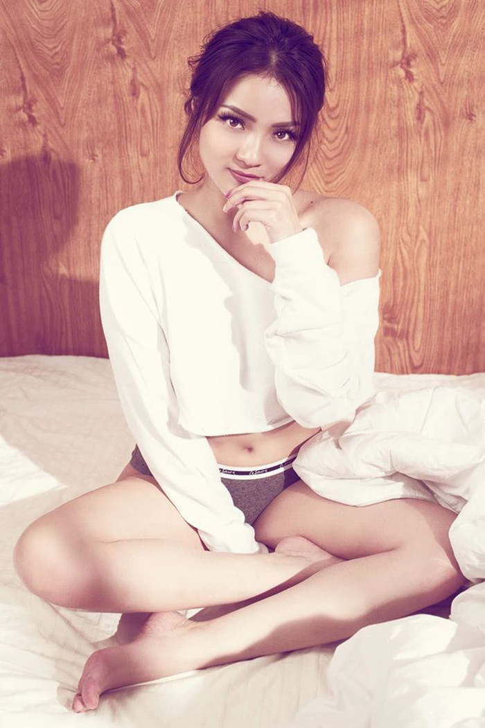 Trên trang cá nhân, hình ảnh cô nàng trong những bộ bikini bốc lửa “nghẹt thở” xuất hiện với tần suất dày đặc.