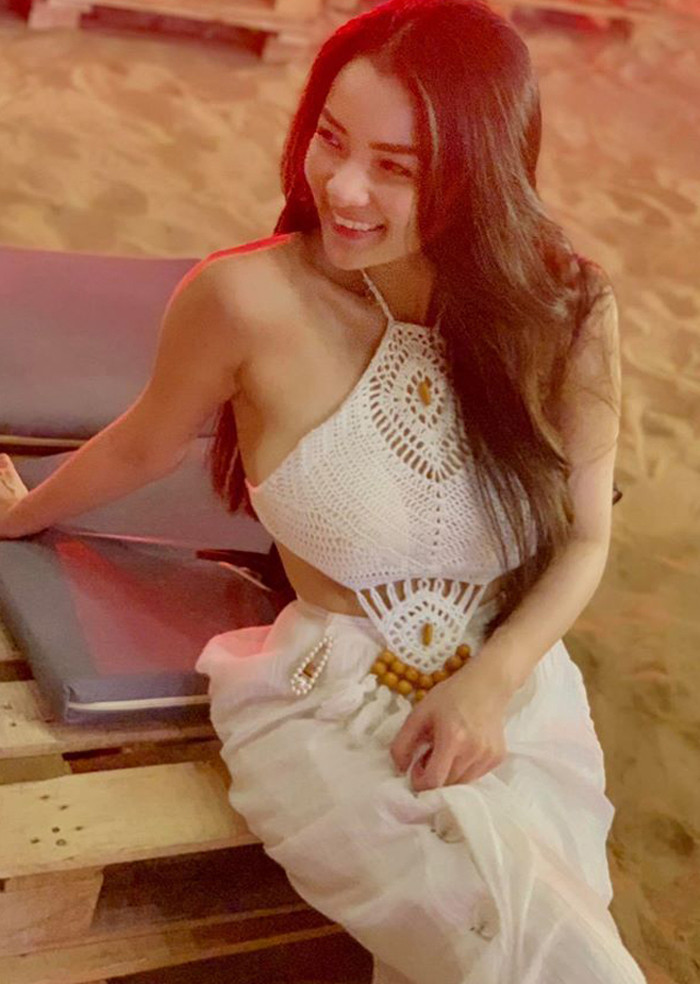 Khi đang ở đỉnh cao sự nghiệp, Minh Thủy bất ngờ rẽ hướng du học. Năm 2014, sau khi tốt nghiệp với tấm bằng xuất sắc, cô trở về nước.