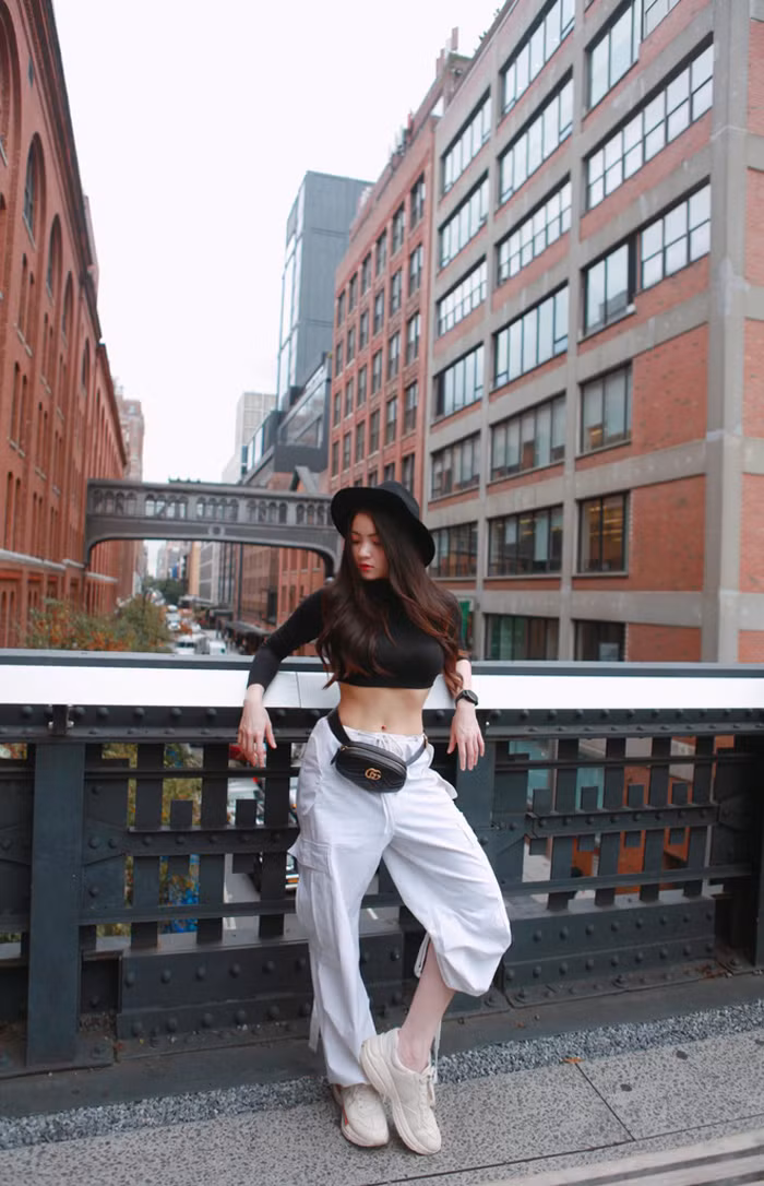 Sở hữu vòng 1 “siêu khủng”, nữ CEO thường lựa chọn trang phục giúp phô diễn thân hình đồng hồ cát đáng mơ ước.