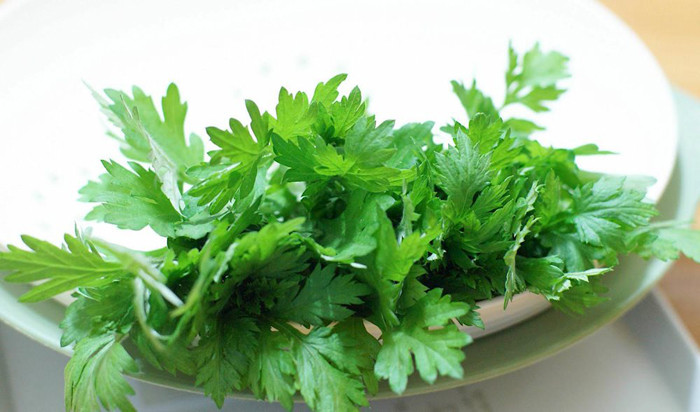  Ngải cứu. Ngải cứu chứa flavonoid, các axit amin, hoạt chất cineol, dehydro, matricaria este, tricosanol, tetradecatrilin. Theo y học cổ truyền, ngải có tác dụng ổn định khí huyết, tăng cường lưu thông máu, trị đau bụng do lạnh và đau bụng kinh.