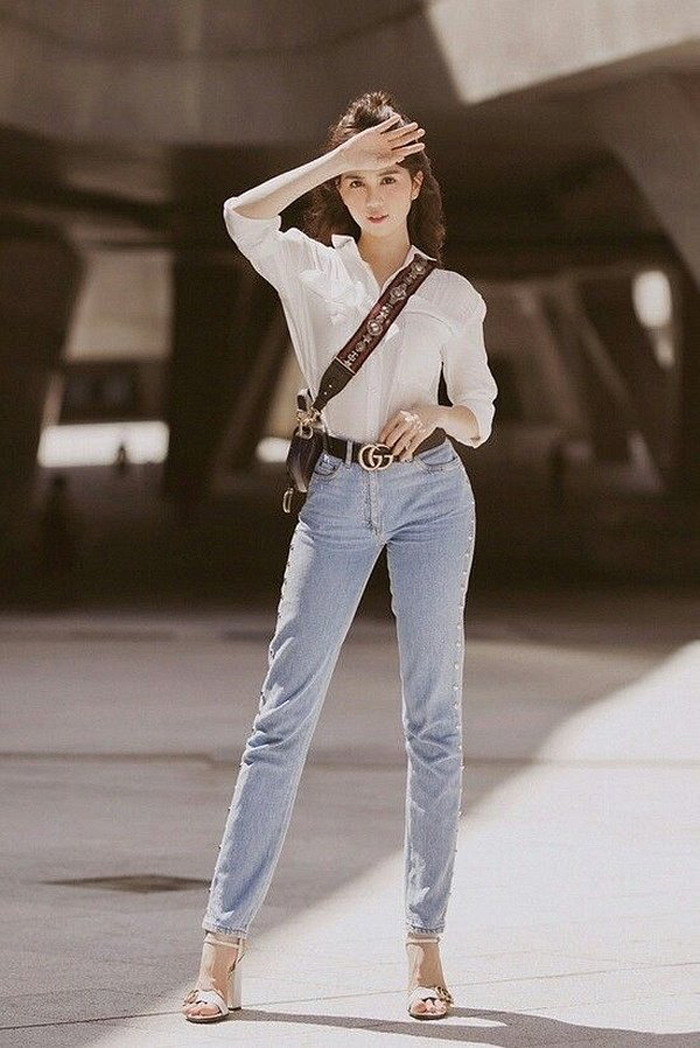 Không ít người hâm mộ cho rằng họ thích nhìn một Ngọc Trinh ngọt ngào với áo sơ mi trắng hơn là những bộ cánh hở hang phản cảm. Ảnh: Instagram NV.