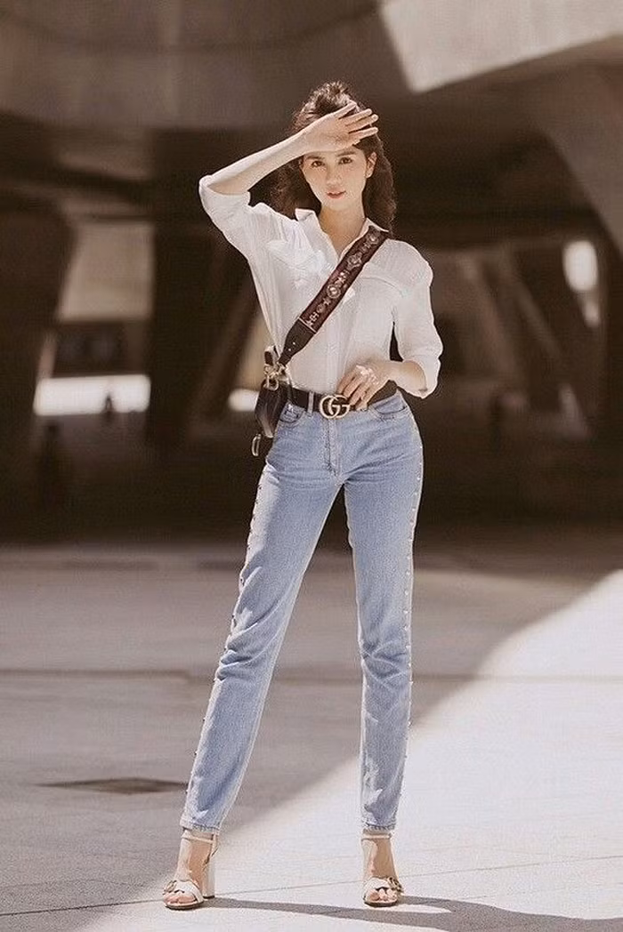 Không ít người hâm mộ cho rằng họ thích nhìn một Ngọc Trinh ngọt ngào với áo sơ mi trắng hơn là những bộ cánh hở hang phản cảm. Ảnh: Instagram NV.