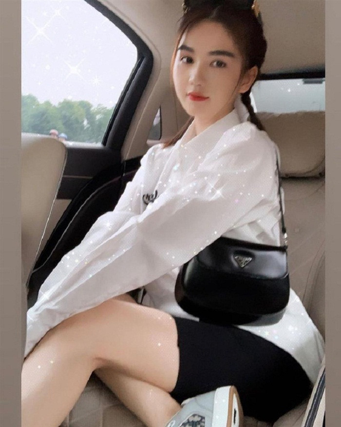 Lần này, "nữ hoàng nội y" chỉ diện áo sơ mi trắng mix cùng quần đạp xe, giày thể thao của thương hiệu Pháp.