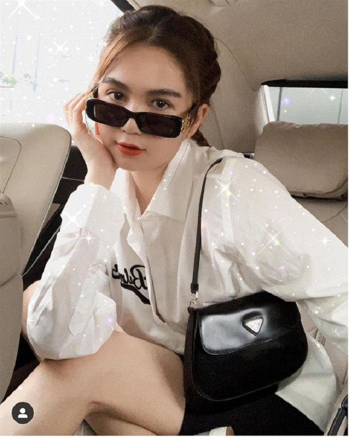 Tết tóc hai bên kết hợp với kính râm style retro thiết kế nhỏ gọn, Ngọc Trinh gây thương nhớ với hình ảnh ngọt ngào, nữ tính.