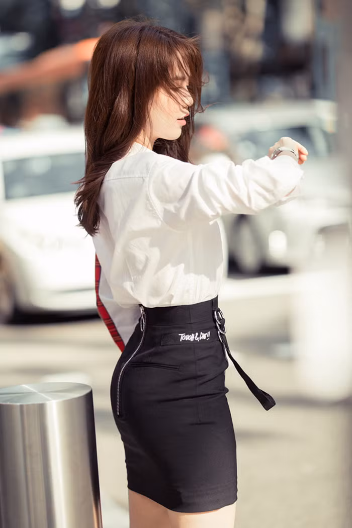 Không cần cắt xẻ tứ bề, trang phục áo sơ mi trắng kín đáo vẫn giúp tôn vòng hai thon thả, vòng ba nở nang.