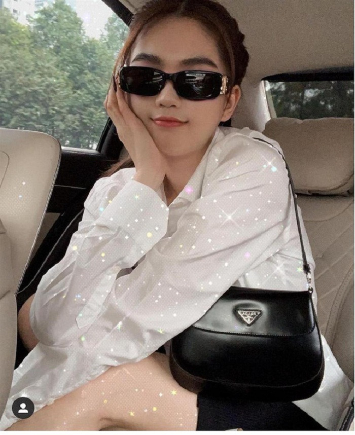 Đáng chú ý, dù ăn mặc kín đáo song Ngọc Trinh rất biết cách thu hút ánh nhìn. Thay vì diện áo theo cách “phổ thông”, cô nàng cởi phanh cúc ngực, khoe vai trần lấp ló bên trong.