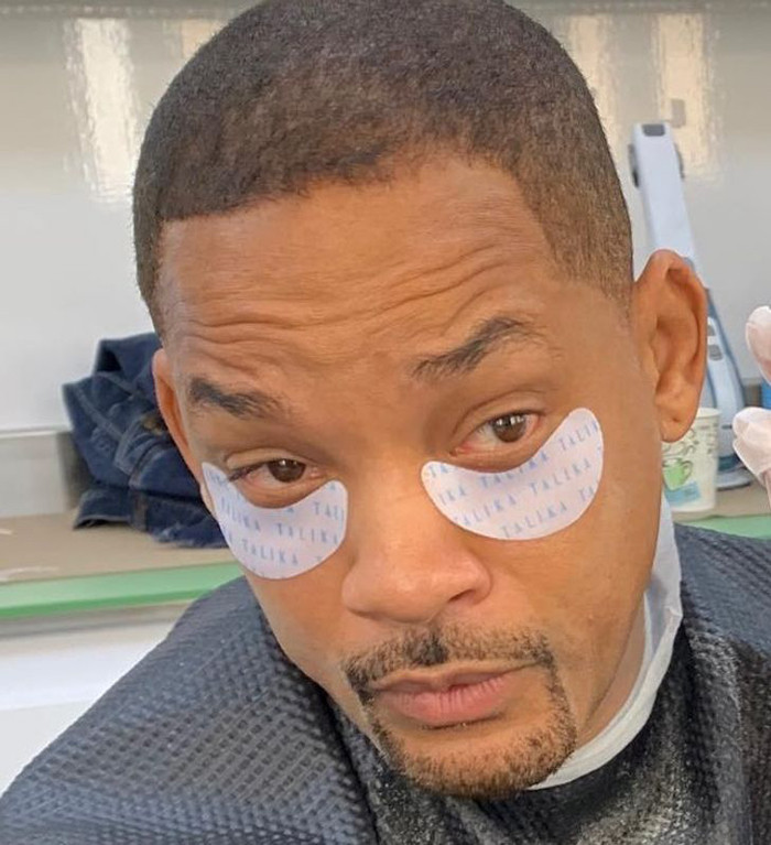 Miếng dán mắt. Miếng dán mắt không hẳn vô dụng trong nỗ lực chăm sóc da. Tuy nhiên, chúng chỉ cho hiệu quả tạm thời. Hơn nữa, miếng dán mắt là mỹ phẩm gây lãng phí tiền bạc do chỉ sử dụng một lần. Tốt hơn, bạn nên tận dụng kem dưỡng da để tiết kiệm, nhận được hiệu quả lâu dài.