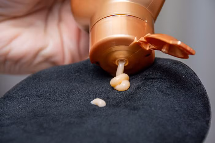 Mỹ phẩm nhuộm da. Không ít người nhầm tưởng sử dụng mỹ phẩm nhuộm da sẽ an toàn hơn so với việc nằm giường hoặc phơi nắng. Trong khi đó, bác sĩ da liễu khẳng định không có gì đảm bảo “an toàn”. Màu da tự nhiên mới thực sự khỏe nhất, bạn nên suy nghĩ kỹ trước khi lạm dụng mỹ phẩm.