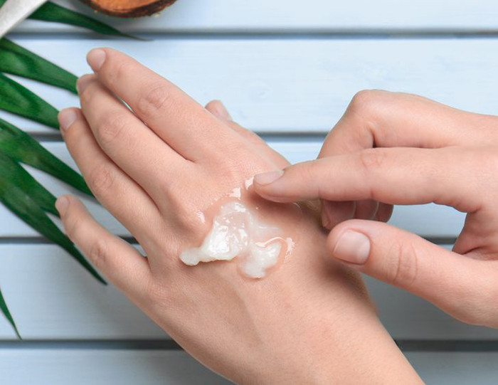 Dầu dừa nguyên chất. Dầu dừa có tác dụng dưỡng ẩm song hạn chế của nó là chỉ duy trì được trong thời gian ngắn. Chưa kể, dầu dừa nguyên chất còn làm tăng nguy cơ tắc nghẽn lỗ chân lông – điều vô cùng nghiêm trọng với da dễ nổi mụn.