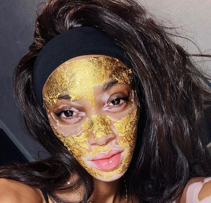 Mặt nạ đắt tiền. Mặt nạ thường được chị em ưu ái lựa chọn chăm sóc da mặt bởi chúng tác động, cho phép da hấp thụ dưỡng chất tốt hơn. Vậy nhưng, ngoài chi phí mua mặt nạ tốn kém, mặt nạ còn được cho là khiến da dễ bắt nắng. Để chăm sóc da tối ưu, dưỡng ẩm hàng ngày kết hợp kem chống nắng rất được bác sĩ da liễu khuyến khích.