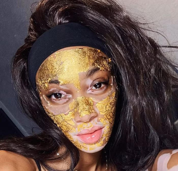 Mặt nạ đắt tiền. Mặt nạ thường được chị em ưu ái lựa chọn chăm sóc da mặt bởi chúng tác động, cho phép da hấp thụ dưỡng chất tốt hơn. Vậy nhưng, ngoài chi phí mua mặt nạ tốn kém, mặt nạ còn được cho là khiến da dễ bắt nắng. Để chăm sóc da tối ưu, dưỡng ẩm hàng ngày kết hợp kem chống nắng rất được bác sĩ da liễu khuyến khích.