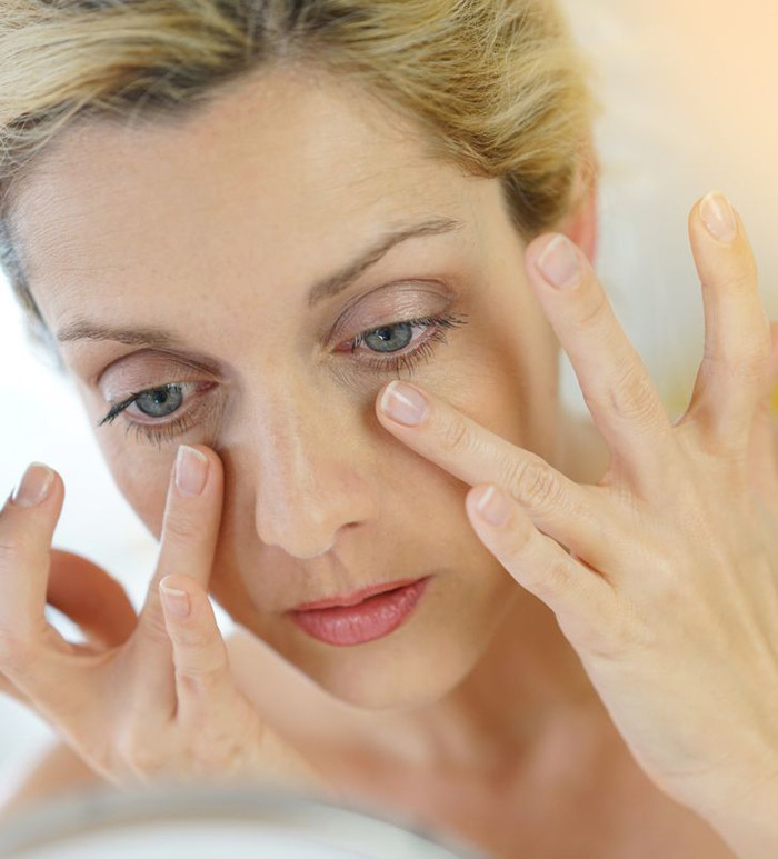 Kem dưỡng da mắt. Theo chuyên gia làm đẹp, kem dưỡng mắt giúp cấp ẩm cho làn da mỏng manh. Thế nhưng, không cần thiết phải sử dụng một loại kem chuyên biệt như vậy. Nó vẫn có tác dụng tương đương, tiết kiệm khi bạn dùng kem dưỡng cho toàn bộ gương mặt, cổ.