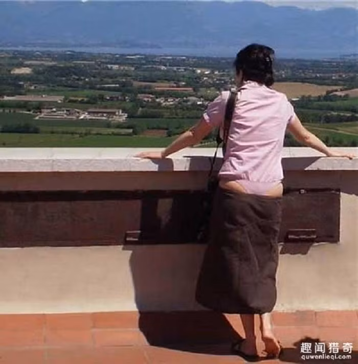 Nhiều người cho rằng, cách mặc này phản cảm đến thô tục hơn là khoe vẻ quyến rũ “chết người”.