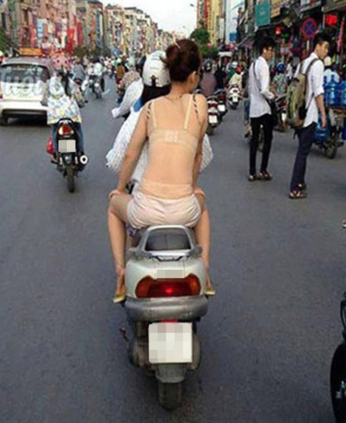 Chính chiếc áo mặc như không khiến cô nàng trở nên chẳng giống ai, trở thành tâm điểm chú ý của người đi đường. Ảnh: Internet.