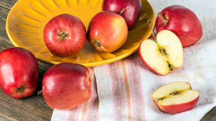 Táo hỏng. Táo chứa nhiều vitamin A, C, E, kali và canxi góp phần thúc đẩy quá trình trao đổi chất, kiểm soát cân nặng. Bên cạnh đó, loại quả này còn chứa pectin và các nguyên tố vi lượng có tác dụng cân bằng lượng đường trong máu, giảm lipid máu...