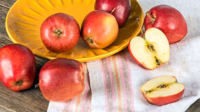 Táo hỏng. Táo chứa nhiều vitamin A, C, E, kali và canxi góp phần thúc đẩy quá trình trao đổi chất, kiểm soát cân nặng. Bên cạnh đó, loại quả này còn chứa pectin và các nguyên tố vi lượng có tác dụng cân bằng lượng đường trong máu, giảm lipid máu...