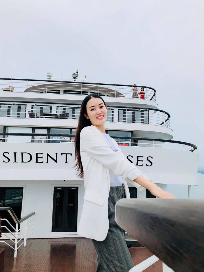 Minh Phương có nhiều lựa chọn với vest, đầm đuôi cá, chân váy hoặc sơ mi.