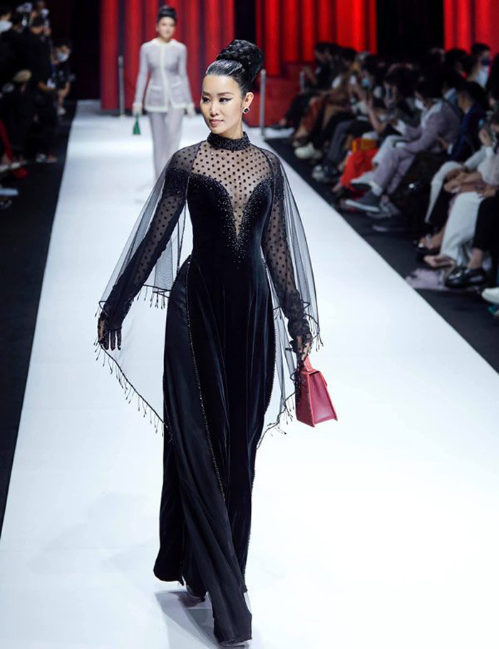Tại Tuần lễ thời trang Quốc tế Việt Nam 2020, Minh Phương xuất hiện với vai trò người mẫu trình diễn áo dài của NTK Bảo Bảo. Trông cô vừa quyền lực song không kém phần quyến rũ.