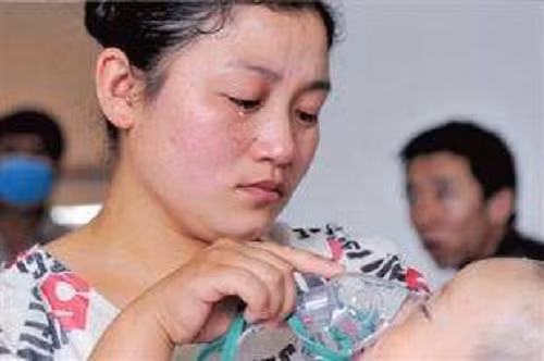 Bi kich be 3 tuoi vo sinh vi vat dung quen thuoc trong nha