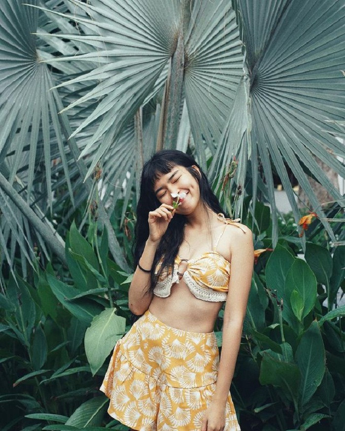 ... hay những chiếc áo kiệm vải khoe đường cong cơ thể.