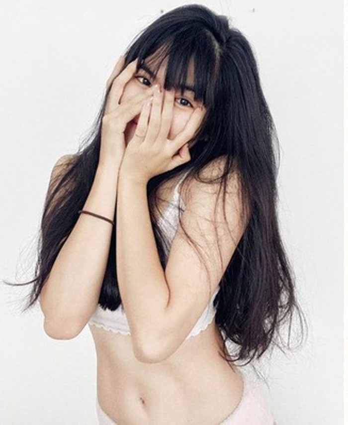 Đôi khi Khánh Vân làm mới bằng những bộ đồ sexy, khoe cơ bụng không kém cạnh bất cứ mỹ nhân nào.