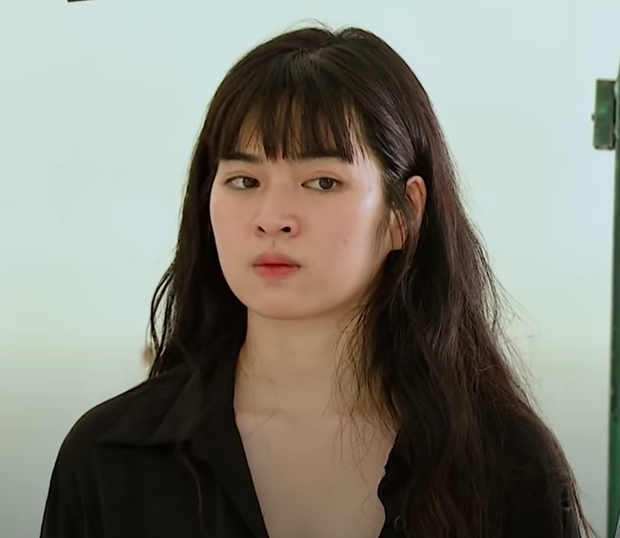 Những ngày gần đây, cô liên tục gây thương nhớ với mặt mộc đỉnh cao khi tham gia chương trình Sao Nhập Ngũ.